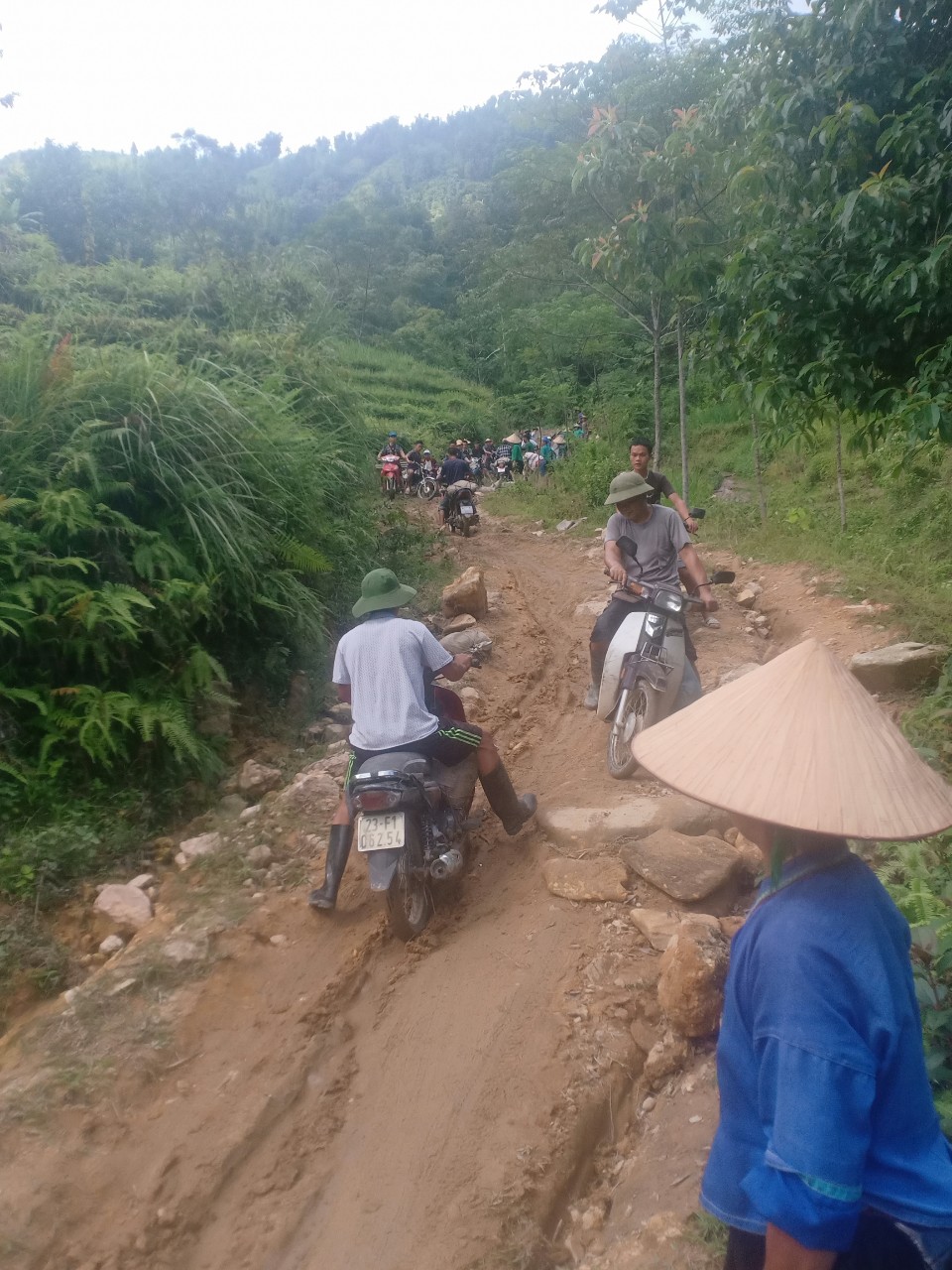 Nhân dân thôn Nùng Cũ xã Nậm Khòa tiếp tục đẩy mạnh công tác xây dựng các tiêu chí thôn mới, mở đường, đổ đường bê tông vào các nhánh hộ trong thôn.